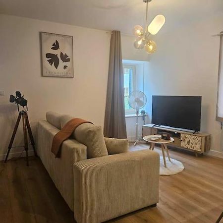 "La Tour", Logement Cosy, Au Calme Vertrieu エクステリア 写真