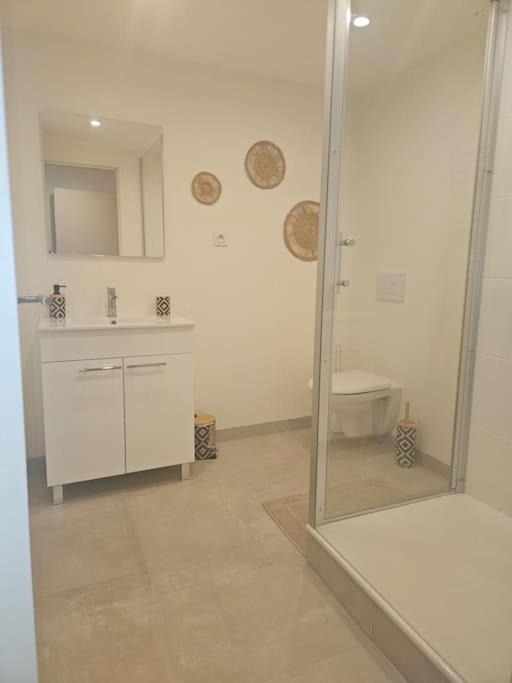 "La Tour", Logement Cosy, Au Calme Vertrieu エクステリア 写真