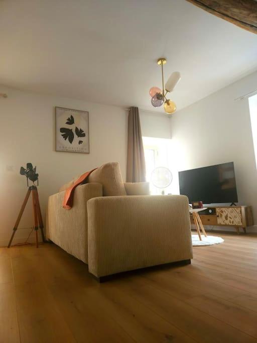 "La Tour", Logement Cosy, Au Calme Vertrieu エクステリア 写真