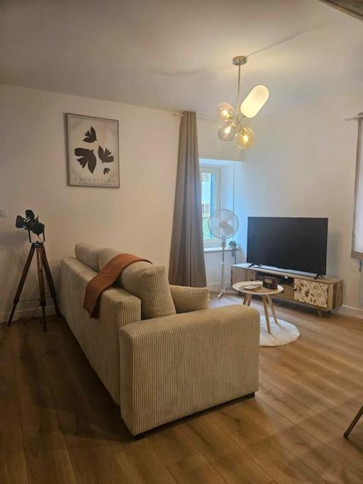 "La Tour", Logement Cosy, Au Calme Vertrieu エクステリア 写真
