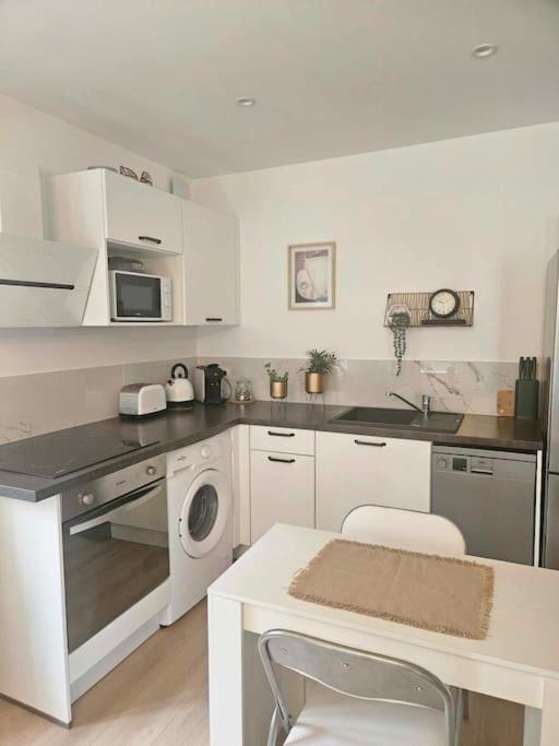 "La Tour", Logement Cosy, Au Calme Vertrieu エクステリア 写真