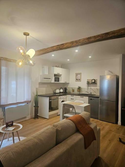 "La Tour", Logement Cosy, Au Calme Vertrieu エクステリア 写真