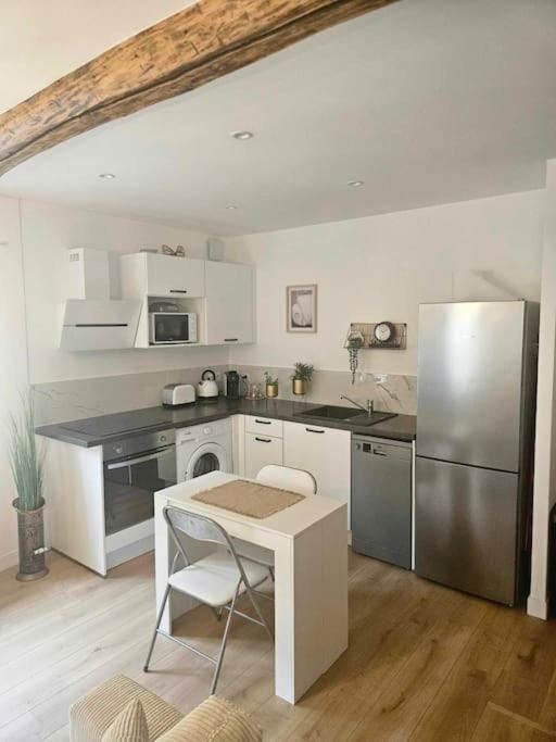 "La Tour", Logement Cosy, Au Calme Vertrieu エクステリア 写真