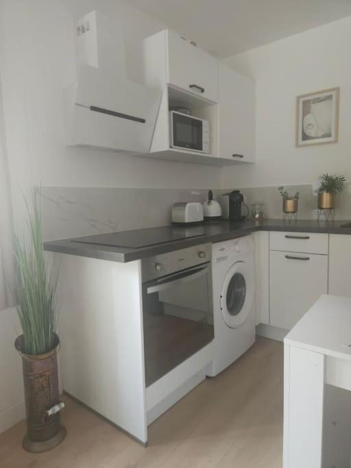 "La Tour", Logement Cosy, Au Calme Vertrieu エクステリア 写真
