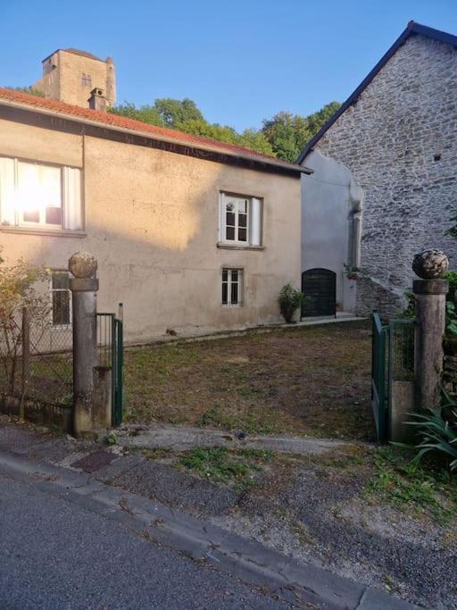 "La Tour", Logement Cosy, Au Calme Vertrieu エクステリア 写真