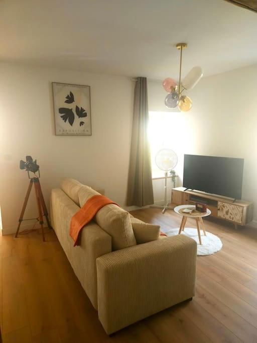 "La Tour", Logement Cosy, Au Calme Vertrieu エクステリア 写真