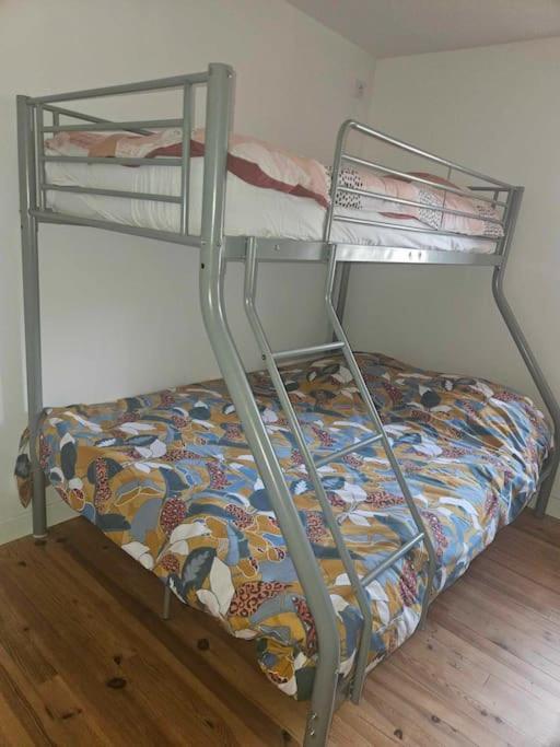 "La Tour", Logement Cosy, Au Calme Vertrieu エクステリア 写真